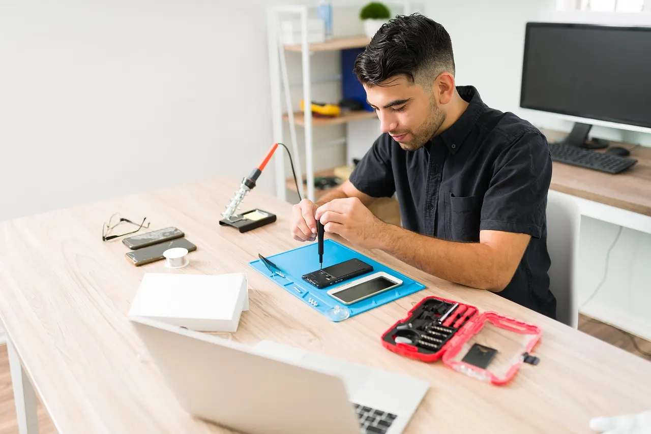 Expert technician carrying out a careful phone diagnosis